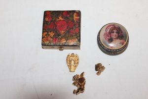 lot 164 image: Vintage Pill cases, angel pin and more
