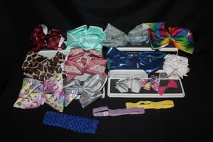 lot 213 image: Variety of hair bows