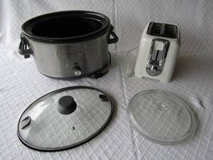 lot 500 image: Our Goods 8.5 qt slow cooker and Black & Decker TR1256W Toaster,
