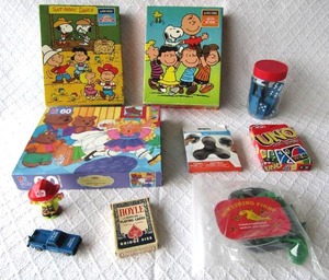 lot 509 image: Charlie Brown puzzles, UNO game, and more games plus