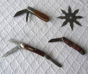 lot 506 image: Two Case pocket knives, single pocket knife, Martial arts throwing star