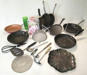 lot 525 image: Assorted cooking pans and utensils