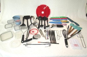 lot 548 image: Assorted kitchen utensils and knives as shown