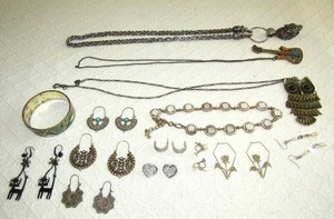 lot 554 image: Assorted fashion jewelry as shown