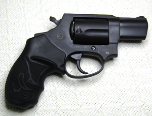 lot 663 image: Taurus .357 magnum snub nose revolver model 605, well maintained. NOTICE Please read full description