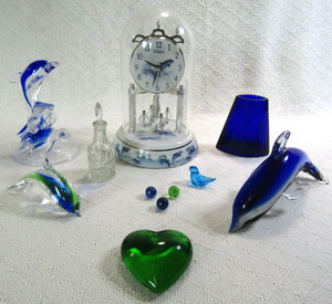 lot 561 image: Dolphin theme anniversary clock, Glass dolphins and other glass decor