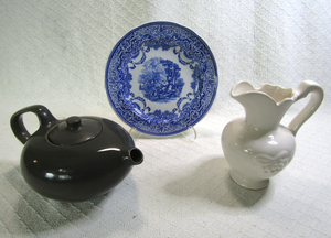 lot 573 image: Oneida Russel Wright tea pot, Spode Blue Room Collection collectible plate, Porcelain pitcher