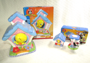 lot 591 image: Looney Tunes Tweety Bird ceramic cookie jar and matching salt & pepper shakers by Gibson in original boxes