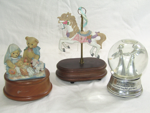lot 607 image: Music boxes, Angels snow globe, Merry-go-round horse, Little town of Bethlehem