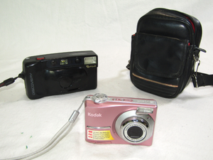 lot 613 image: Cameras, Kodak Easyshare C913 (Yes it works), Fuji Discovery 60, plus leather camera carry case