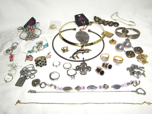 lot 637 image: Assorted fashion jewelry as shown