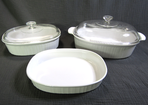 lot 656 image: Corning ware baking dishes with matching Pyrex lids
