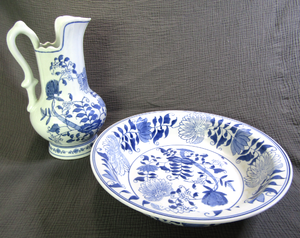 lot 661 image: Large ceramic water pitcher and wash basin set (Bowl is 16 wide)