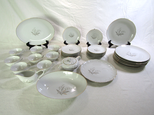 lot 668 image: Kaysons fine china Golden Rhapsody serving set as shown