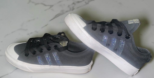lot 28 image: Adidas Nizza Youth Sneakers Size 4.5  Gray w Iridescent Stripes