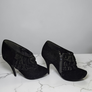 lot 33 image: Torta Caliente Black Ruffle Bootie Heels Side Zip Stiletto Ankle Boots sz 8