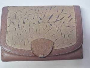 lot 42 image: Vintage Gucci Leather Wallet  Tan  Restoration  Project Piece