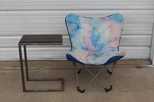 lot 10 image: tie-dye butterfly chair with a metal frame and a metal C-shaped side table.