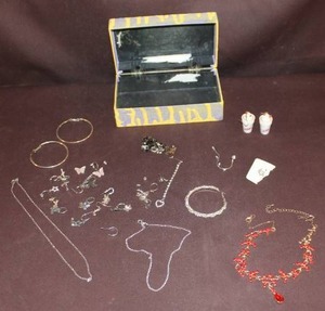 lot 31 image: Jewelry and jewelry making things see image for details