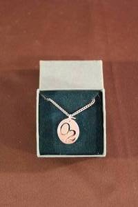 lot 32 image: Jostens Class of 2002 Sterling Chain 18w34 Pendant