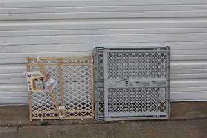 lot 48 image: To babydog gates