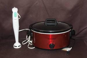 lot 100 image: Crock-Pot and emergent blender