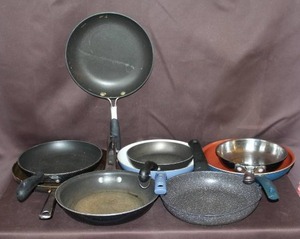 lot 103 image: Assortment of frying pans