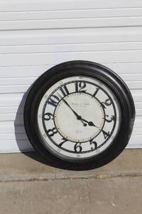 lot 116 image: Large clock about 28 inches