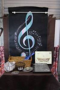 lot 133 image: Mixed lot baskets umbrella wall decor and a rug music-themed the (white bar on top is not included that was there just to hold the rug up)