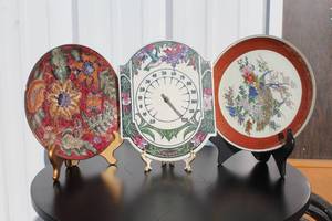 lot 156 image: Decorative plates with stands and clock with stand