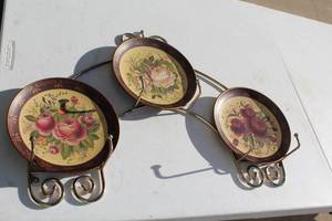 lot 161 image: Wall mount plate holder with 3 decorative plates