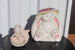 lot 163 image: bunny rabbit figurine and Treasure Craft Easter Bunny Cookie missing the lid