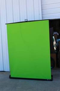 lot 167 image: Portable green screen 6 foot 6 inch tall by 4 foot 10 inch wide
