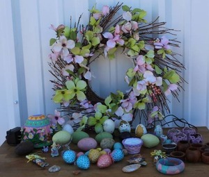 lot 172 image: Decorative eggs and more see pictures