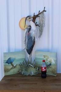 lot 173 image: decorative wall art piece featuring a blue heron and wall pictures