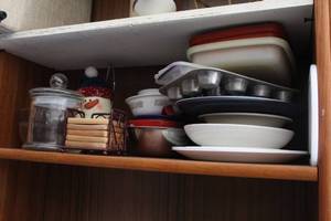 lot 193 image: Shelf full of kitchen items