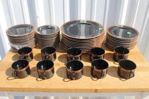 lot 207 image: Dish set Fitz and Floyd Pueblo pattern, manufactured in Japan with the model number 433