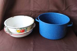 lot 212 image: vintage enamel fruit bowl and blue and white speckled enamelware stock pot