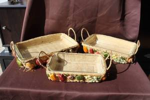 lot 238 image: 3-vintage wicker or raffia woven serving baskets with casserole baking dishes.