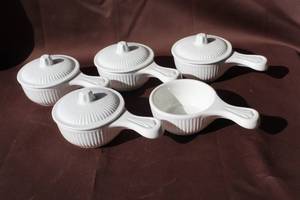 lot 242 image: 4California Pottery USA #879 white soup bowls with lids,and 1 with out lid