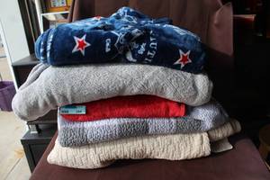 lot 204 image: Mix of blankets
