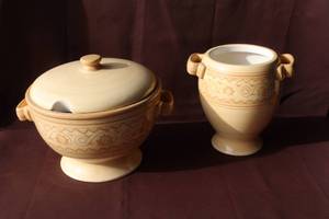 lot 249 image: Artimino Firenze Tureen with Lid  and Fiorentina vase to match