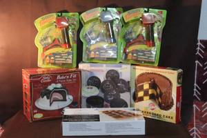 lot 256 image: Baking pans unopened and 3 soda fountain dispensers