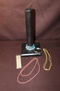 lot 277 image: Mixed lot of jewelry with stand