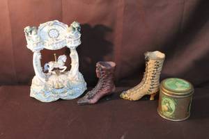 lot 296 image: Vintage 1999 Classic Treasures Musical Animated Carousel Music Box 2-collectible figurine from the Just the Right Shoe and more see pictures for details