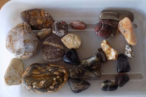 lot 52 image: small pretty dcor rocks - INCL.   jasper & agate
