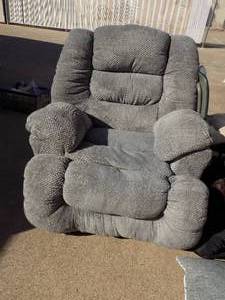 lot 19 image: oversized recliner very comfy