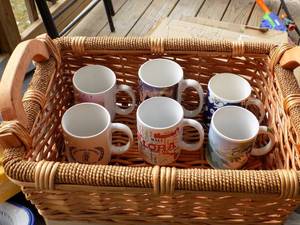 lot 28 image: wicker basket with 6 coffee cups