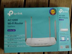 lot 29 image: TP-Link  AC1200 Wi-Fi router