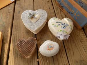 lot 99 image: qty 2 heart shape covered bowls, and a glass trinket box and pink heart dcor